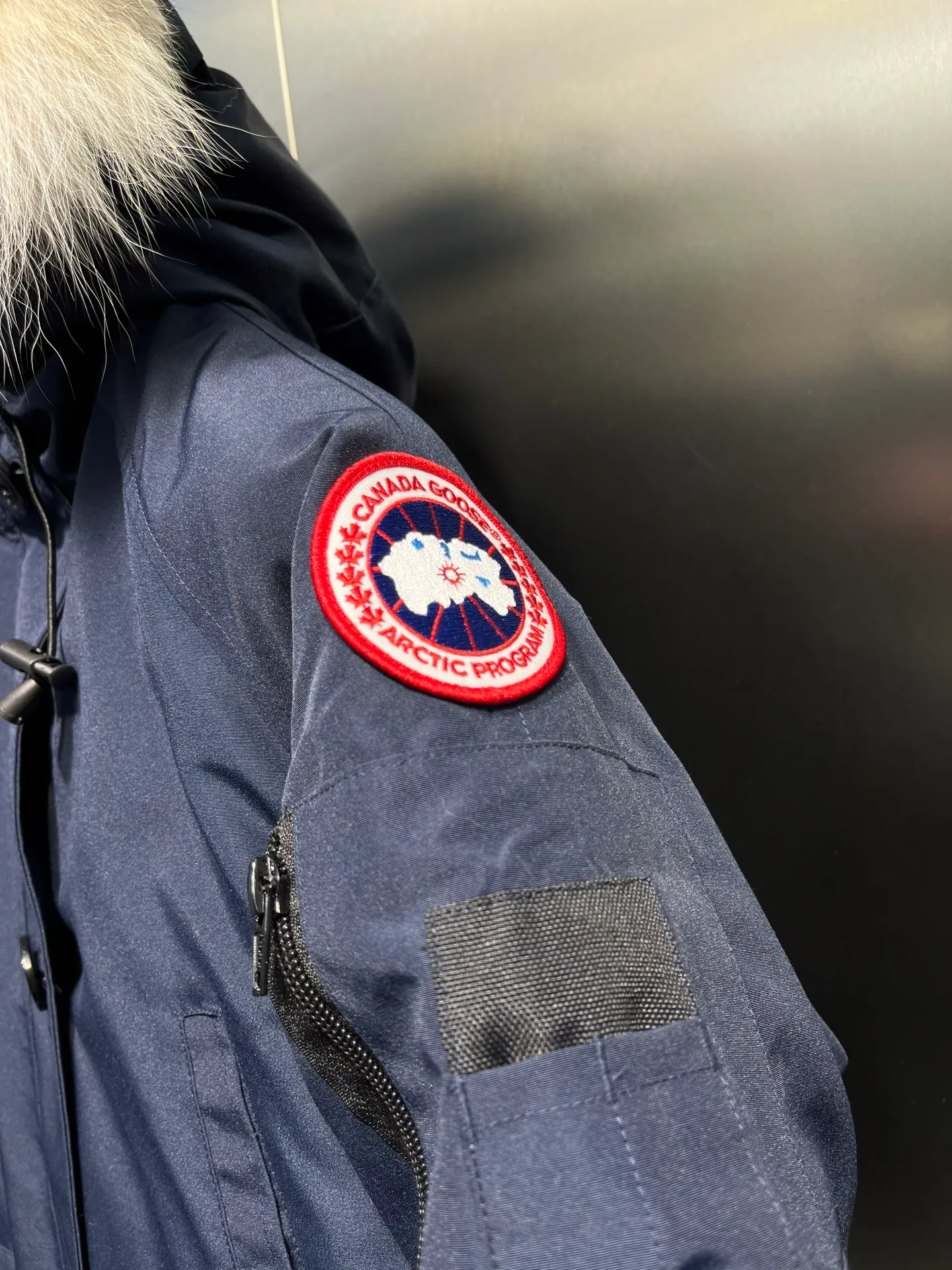 P780 CANADA GOOES 02 model Chilliwa bomber jacket 02 model, chosen by Arctic and Antarctic scientific expedition teams as their cold-proof equipment, the Rolls-Royce of down jackets. ➖ Industry-leading anti-counterfeiting chip sensing. ➖ Imported Behringer embroidery machines and customized embroidery labels, the highest level and industry leading. ➖ Imported Korean 21-count polyester-cotton blended original fabric, TC85 waterproof coated fabric, water-repellent, windproof and wear-resistant. ➖ The new national standard 80 white duck down is filled with an average of 520 grams of down. The amount of down filled is industry-leading. ➖ 100% nylon lon lining with double double-layer sealing design to prevent velvet running, seamless thread design on cuffs! ➖ Western Canadian Green Wolf Collar. ➖ Yoshida YKK provides original factory-customized electroplated sliders. YKK two-way lockable zippers are tight and smooth and do not peel off paint. ➖ 3M composite Velcro is durable and the accessories and hardware are all custom-made. Note: Our copywriting is only simple and clear. Instead of bragging about the copywriting, it is better to compare and understand with samples. Only for the purest, most focused, most professional, highest quality, and highest sex!  size：xs-xl